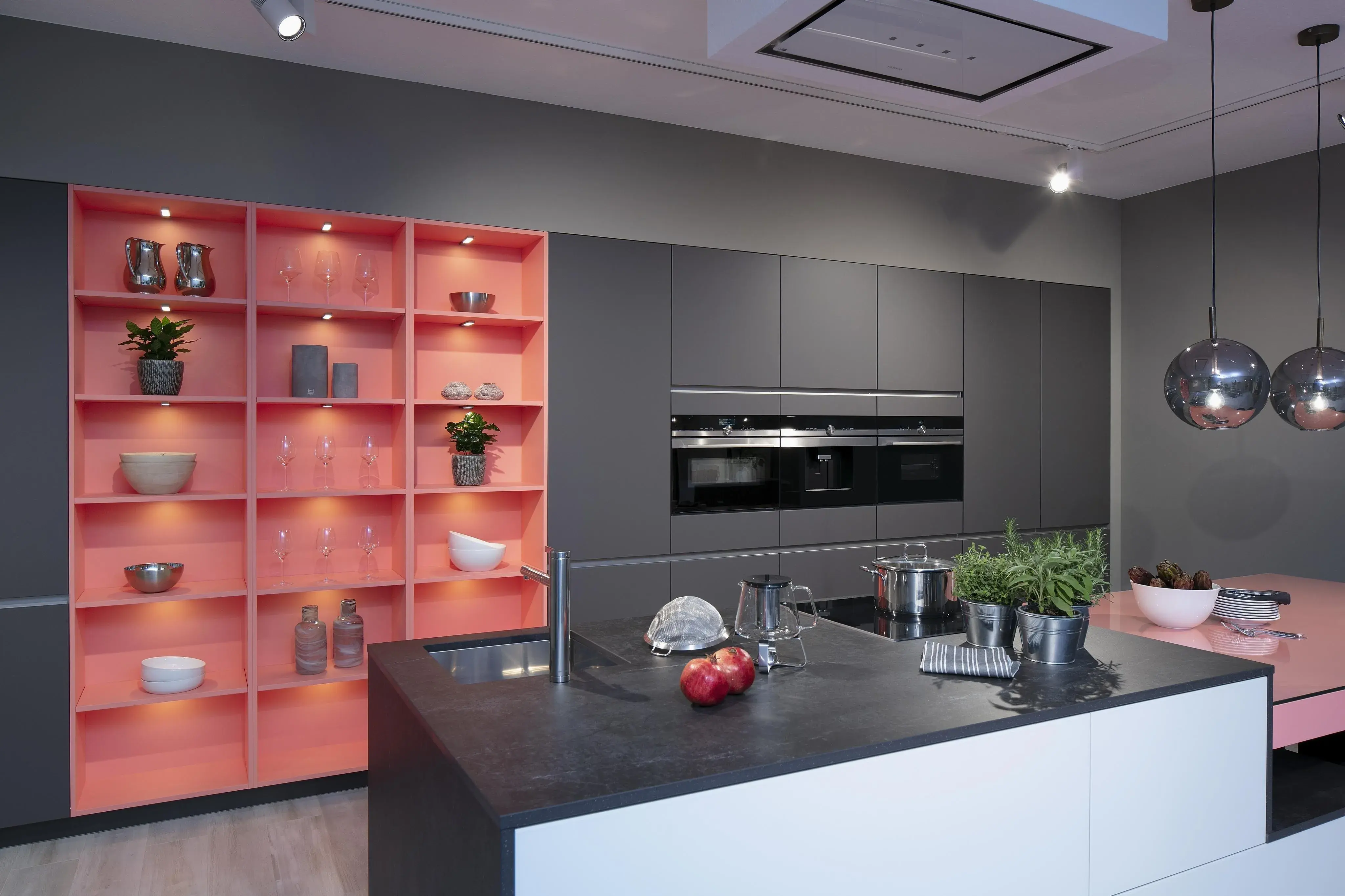 Küche von Ballerina in Achatweiß mit beleuchteten Vitrinen und Dekton-Arbeitsplatte