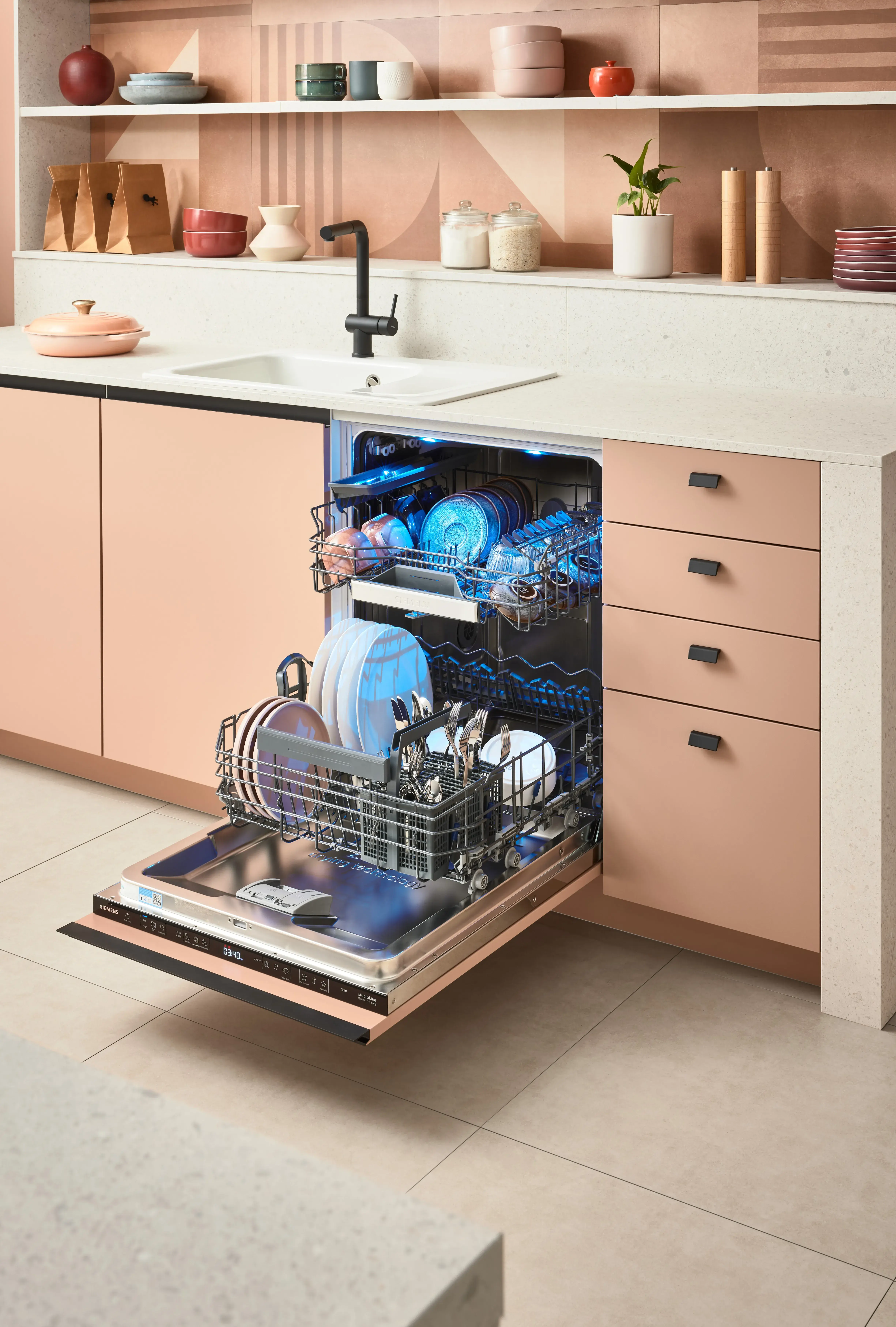 NOBILIA Koralle mit Siemens Geräten - Fokus auf Geschirrspülmaschine, geöffnet, Einbaugerät, Innenbeleuchtung in blau